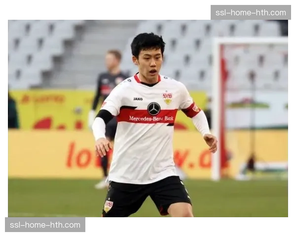 斯图加特队长远藤航接受采访，谈后腰位置在混合防守体系中的核心作用。