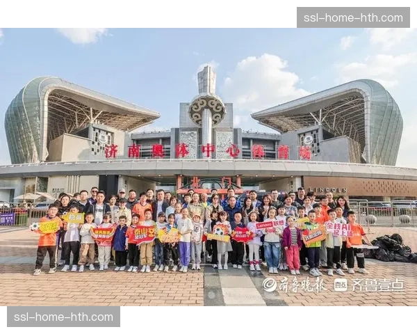 “中超球童招募活动在成都启动，上千组家庭报名，获胜者将获得联赛决赛圈入场券及转播露脸机会”